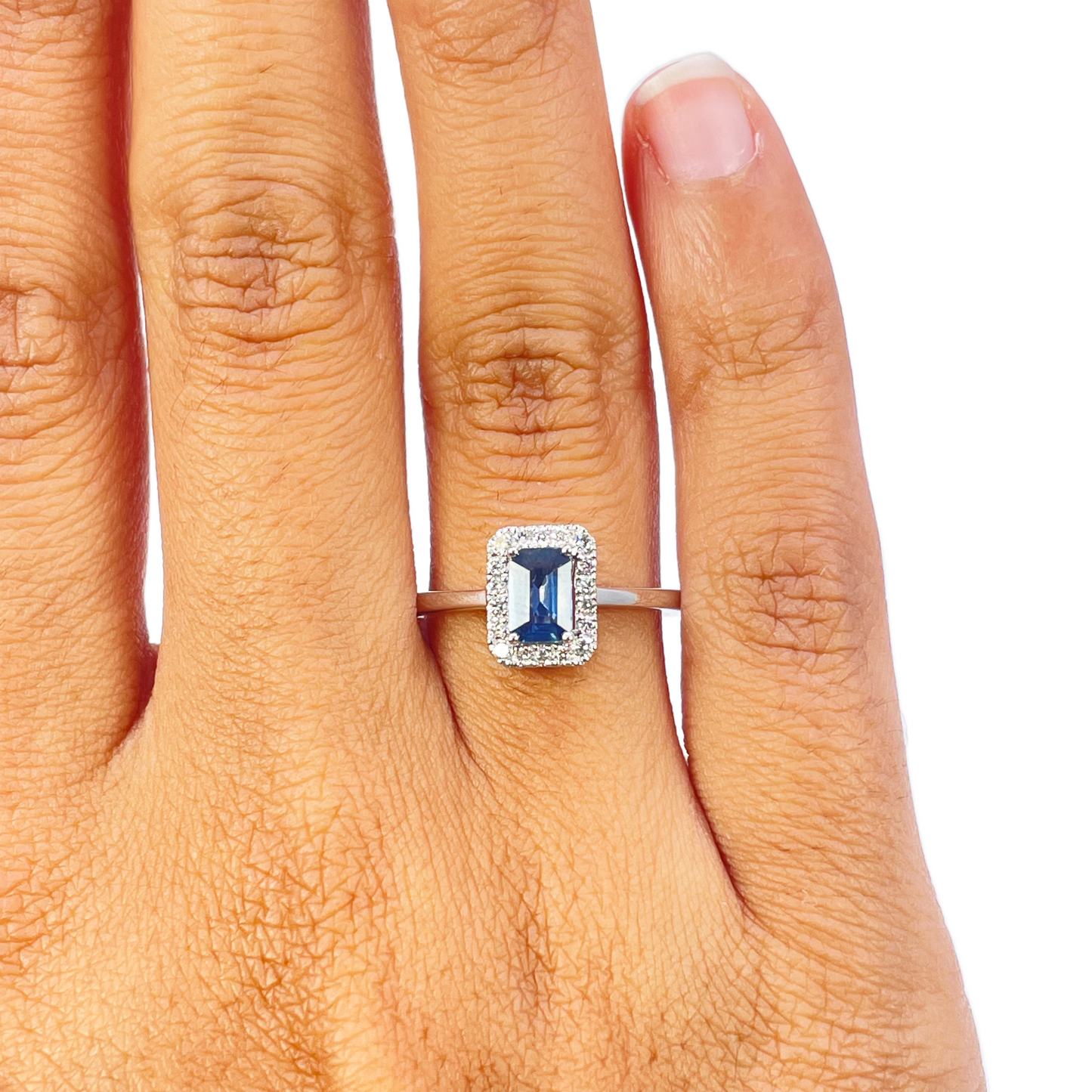 18 kt hvidguld smaragdslibet blå safir- og diamant-halo-ring 0,79 ct