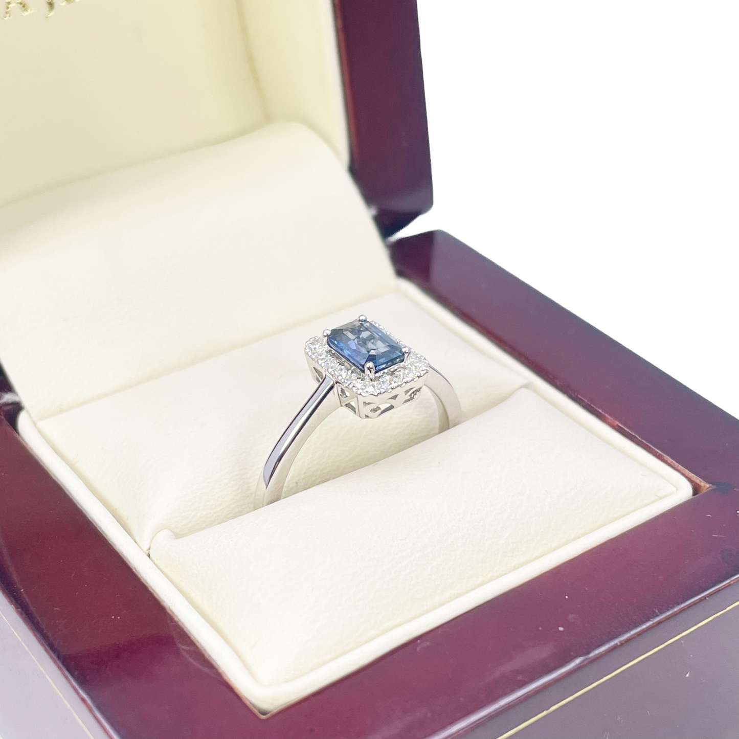 18 kt hvidguld smaragdslibet blå safir- og diamant-halo-ring 0,79 ct