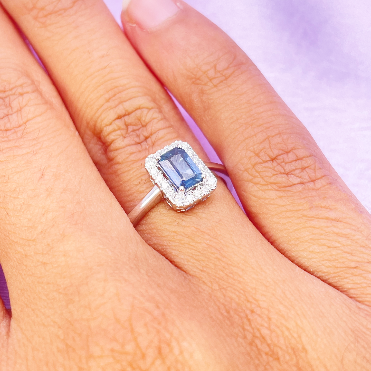 18 kt hvidguld smaragdslibet blå safir- og diamant-halo-ring 0,79 ct