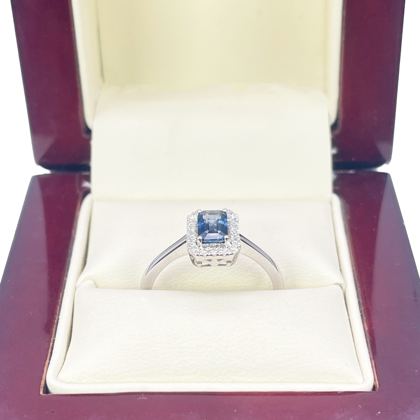 18 kt hvidguld smaragdslibet blå safir- og diamant-halo-ring 0,79 ct