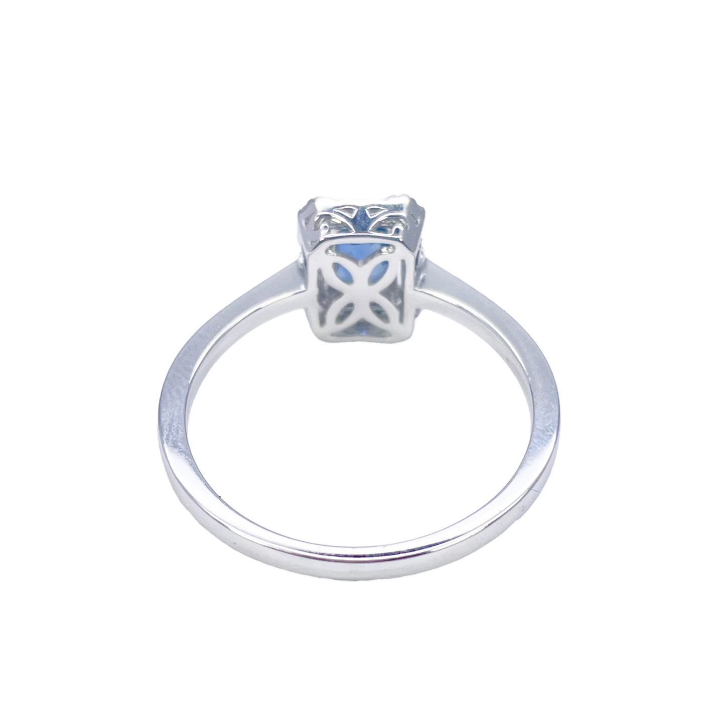 18 kt hvidguld smaragdslibet blå safir- og diamant-halo-ring 0,79 ct