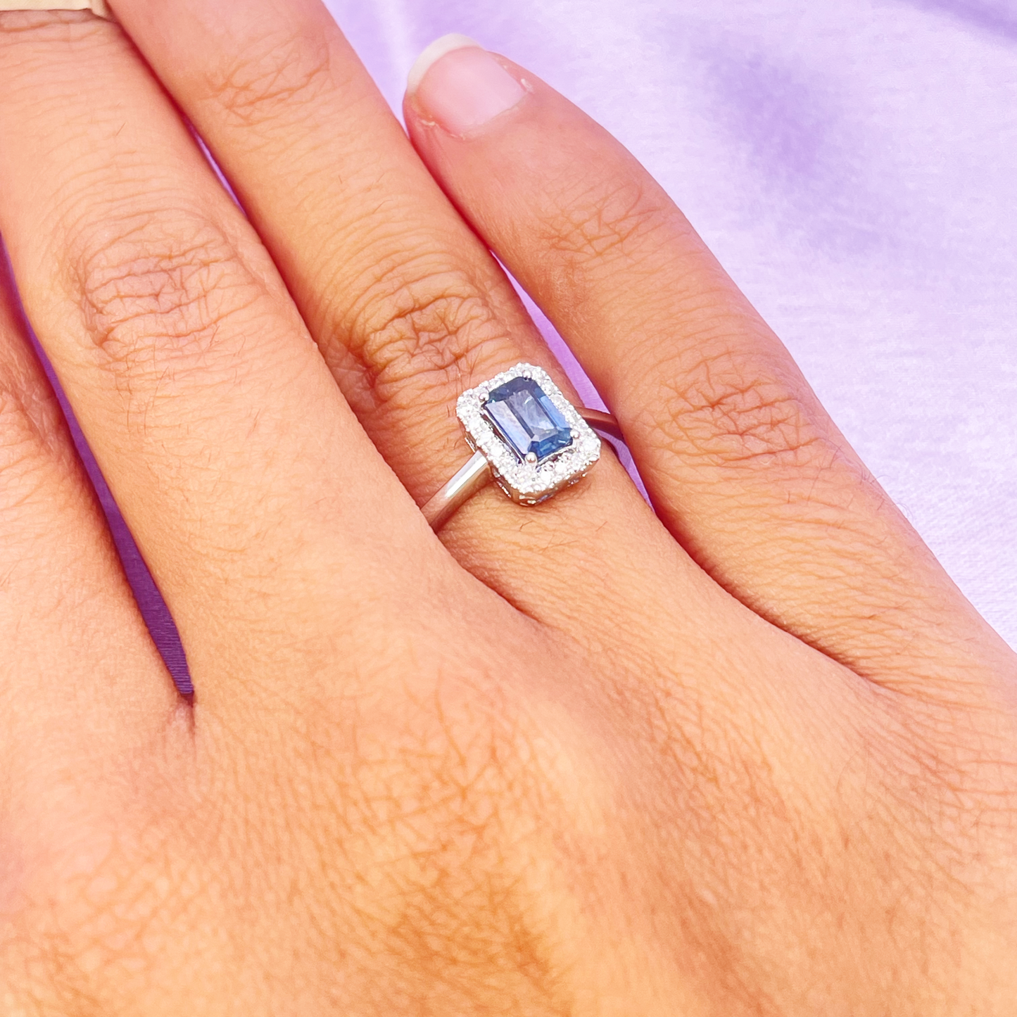 18 kt hvidguld smaragdslibet blå safir- og diamant-halo-ring 0,79 ct