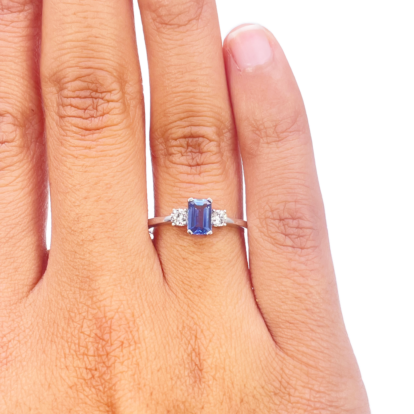 18kt guld safir diamant ring naturlig rund & smaragd slibning tre-sten 0,80ct