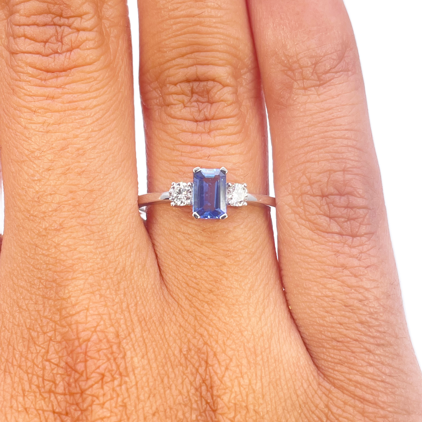 18kt guld safir diamant ring naturlig rund & smaragd slibning tre-sten 0,80ct