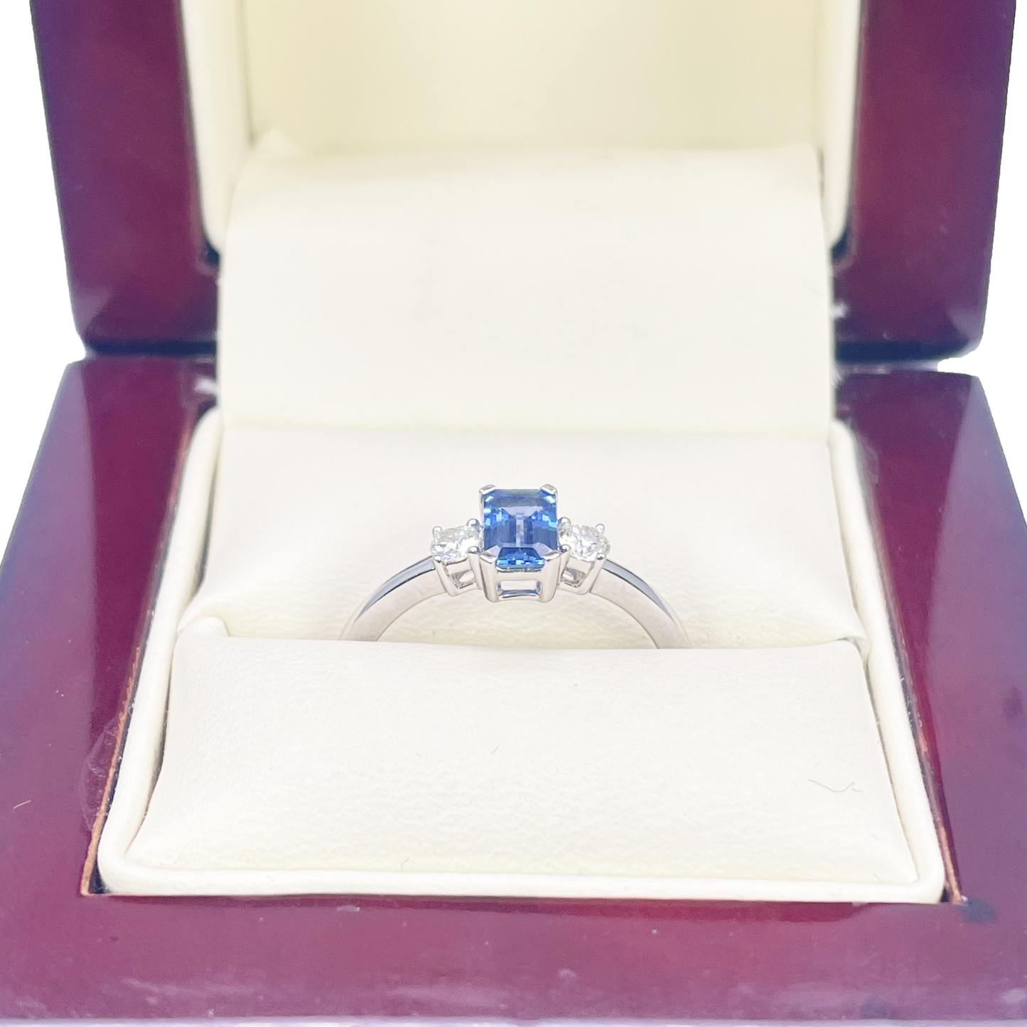 18kt guld safir diamant ring naturlig rund & smaragd slibning tre-sten 0,80ct