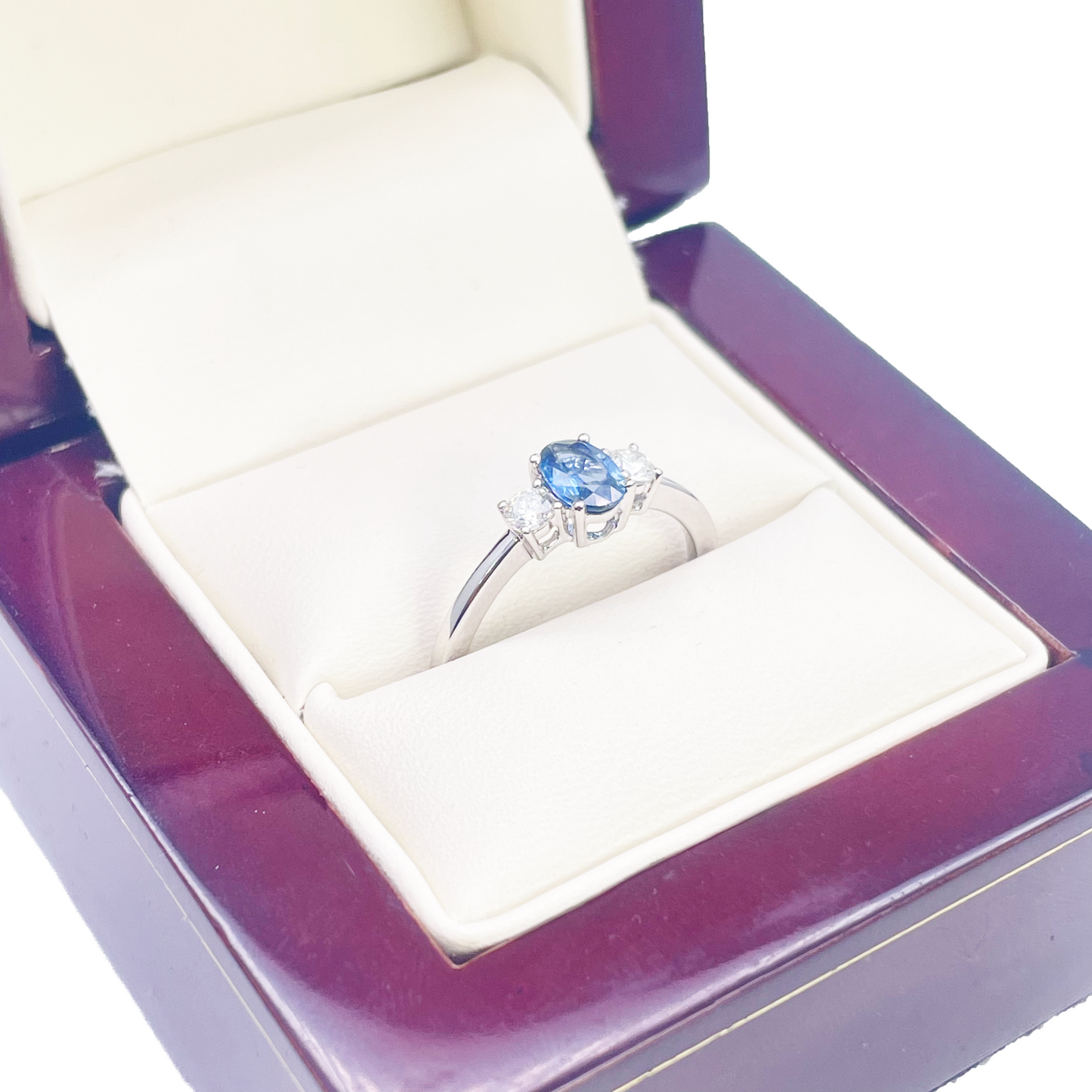 18kt guld naturlig safir diamant tre-sten ring rund & oval slibning 0,65ct