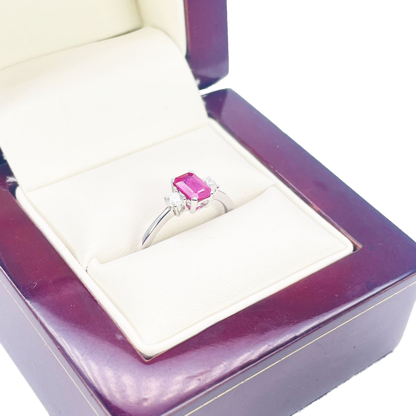 18kt guld rubin diamant ring naturlig rund & smaragdslibning tre-sten 0,75ct