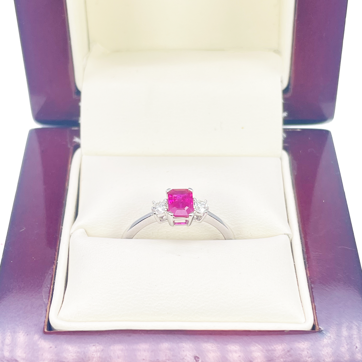 18kt guld rubin diamant ring naturlig rund & smaragdslibning tre-sten 0,75ct