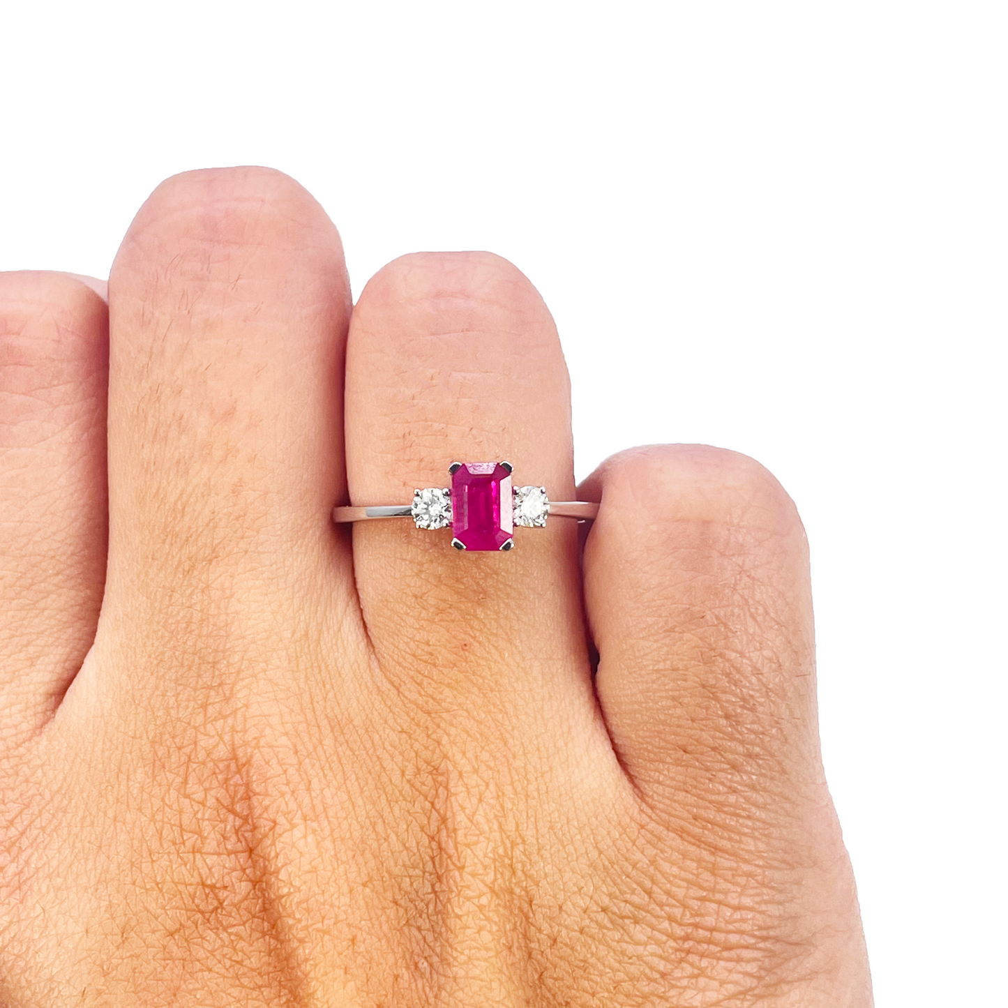 18kt guld rubin diamant ring naturlig rund & smaragdslibning tre-sten 0,75ct
