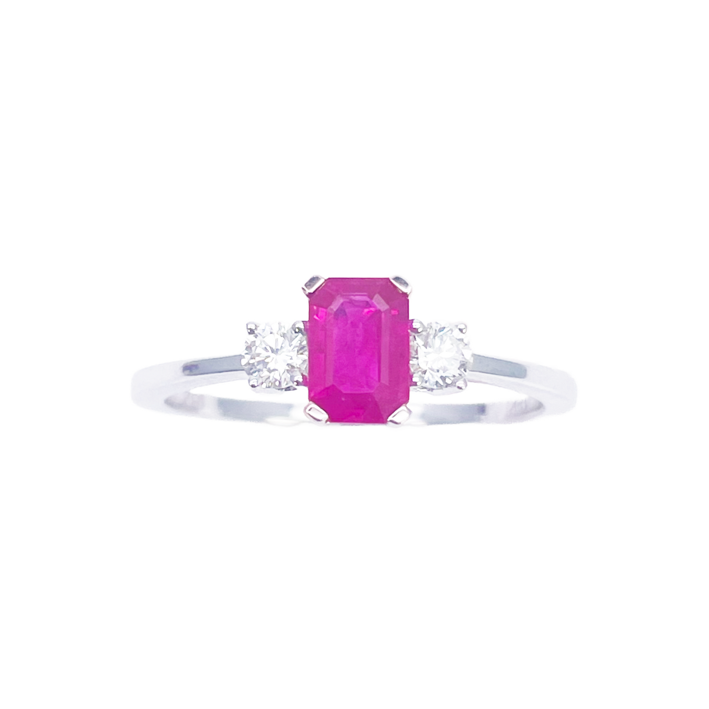 18kt guld rubin diamant ring naturlig rund & smaragdslibning tre-sten 0,75ct