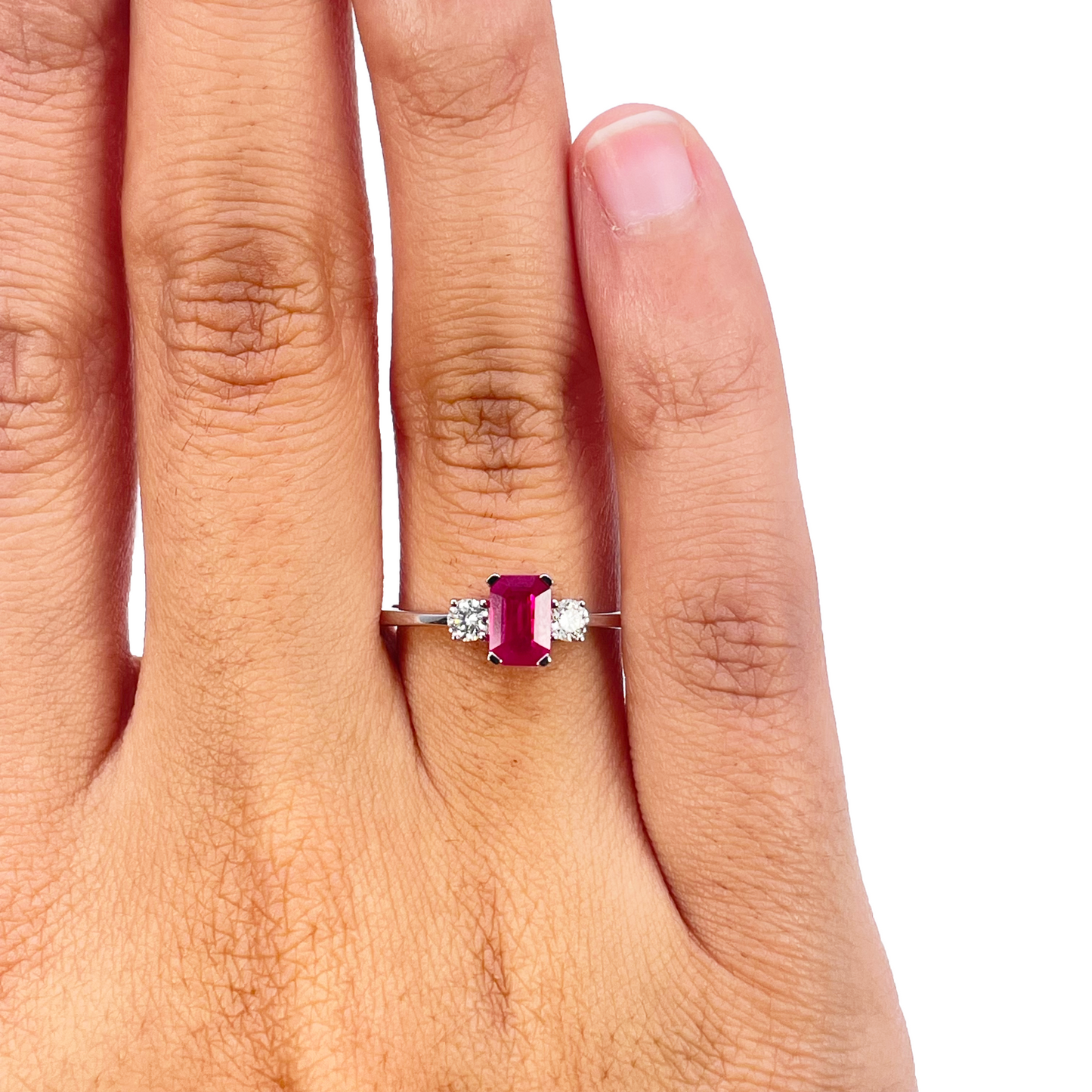 18kt guld rubin diamant ring naturlig rund & smaragdslibning tre-sten 0,75ct