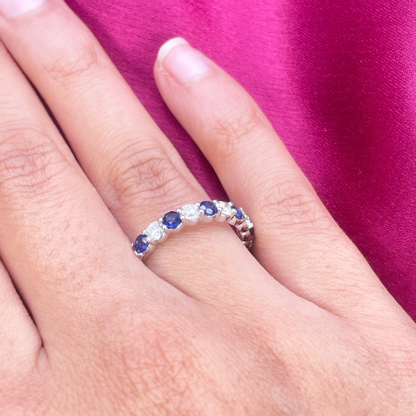18kt guld naturlig rund diamant og safir halv evigheds ring stabelbar 1,20 ct
