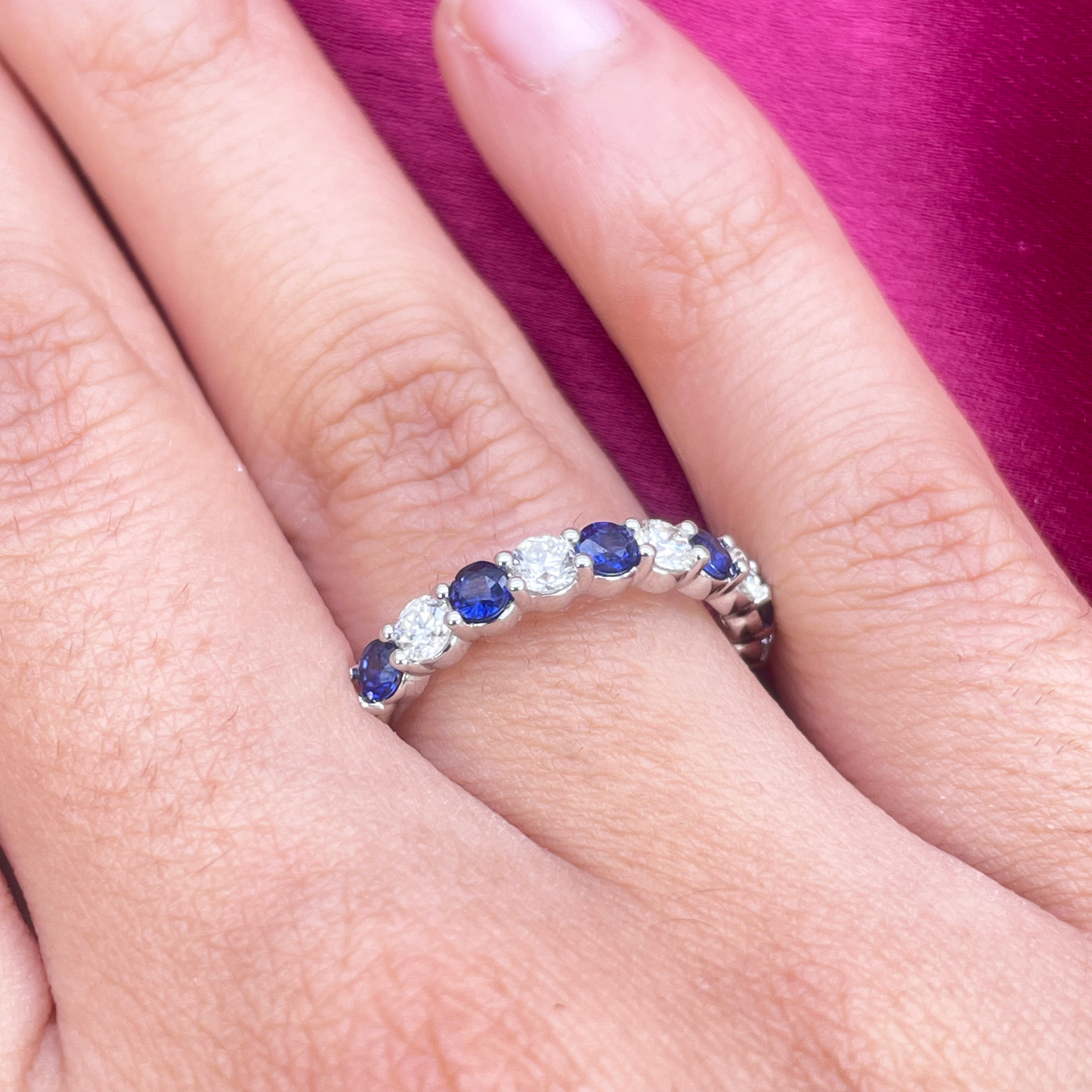 18kt guld naturlig rund diamant og safir halv evigheds ring stabelbar 1,20 ct