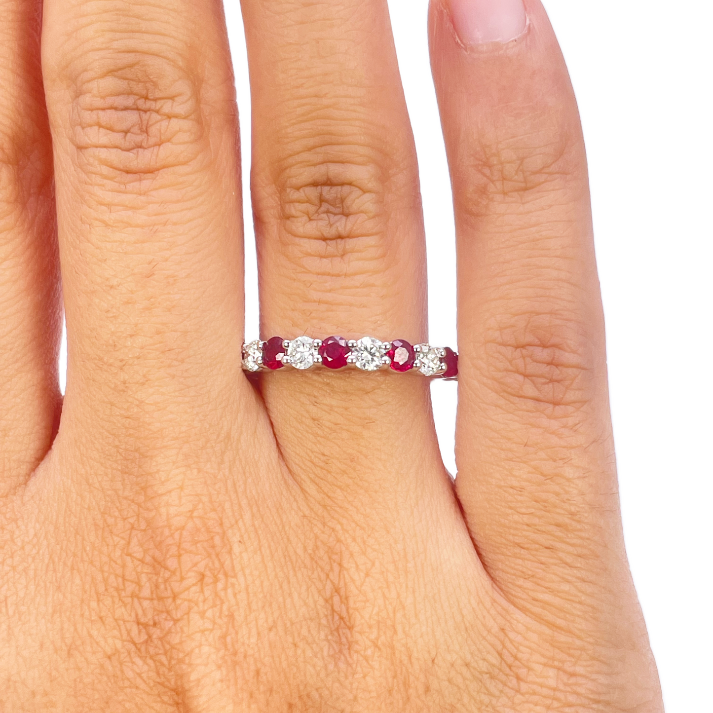 18kt guld naturlig rund diamant og rubin halv evigheds ring stabelbar 1,05 ct