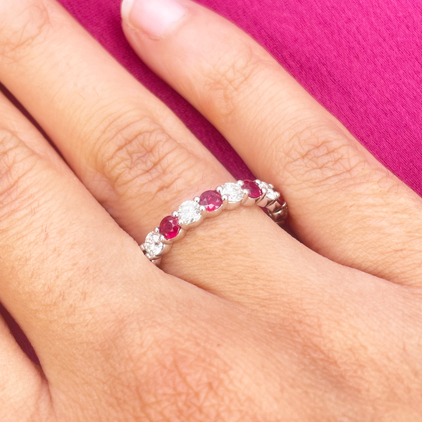 18kt guld naturlig rund diamant og rubin halv evigheds ring stabelbar 1,05 ct