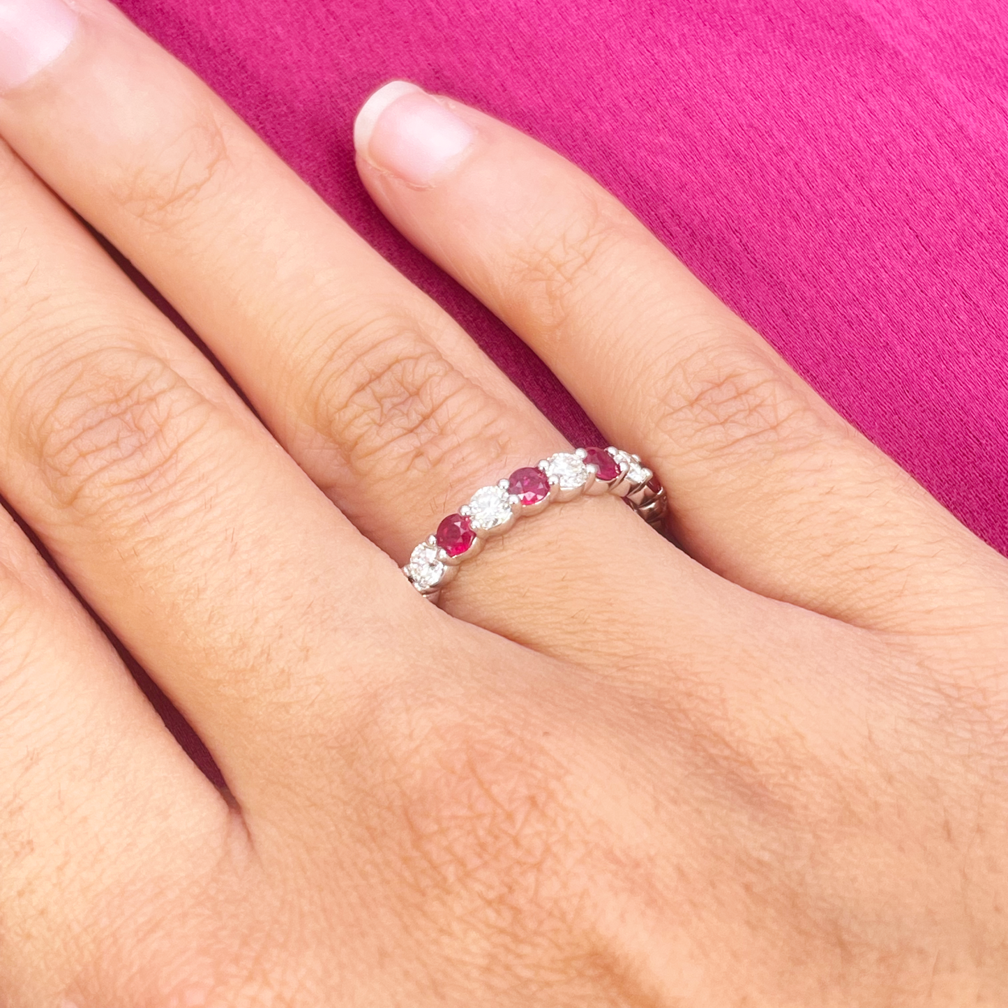 18kt guld naturlig rund diamant og rubin halv evigheds ring stabelbar 1,05 ct