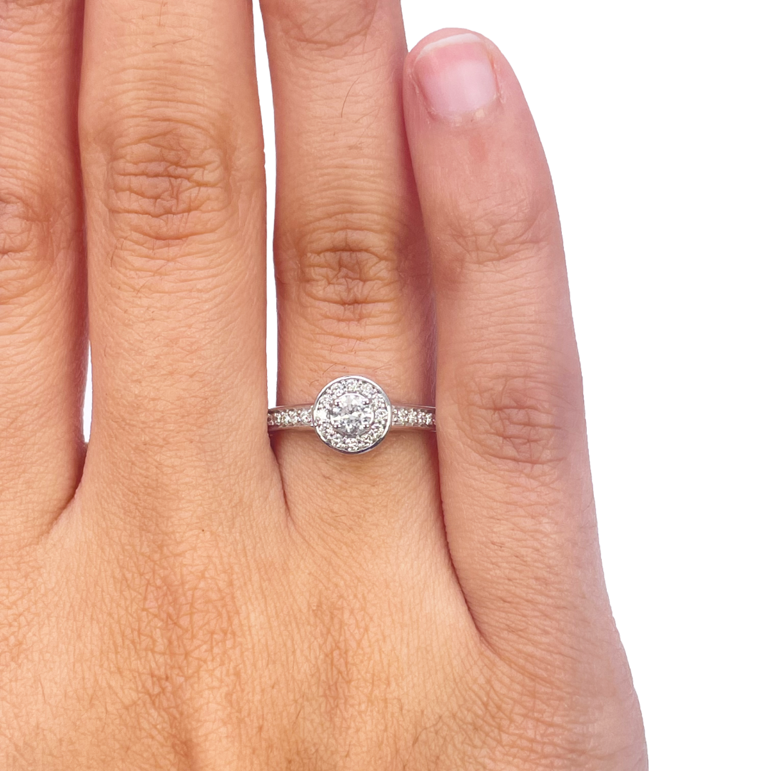 18 kt hvidguld og rund naturlig diamant pavé halo ring 0,30 ct