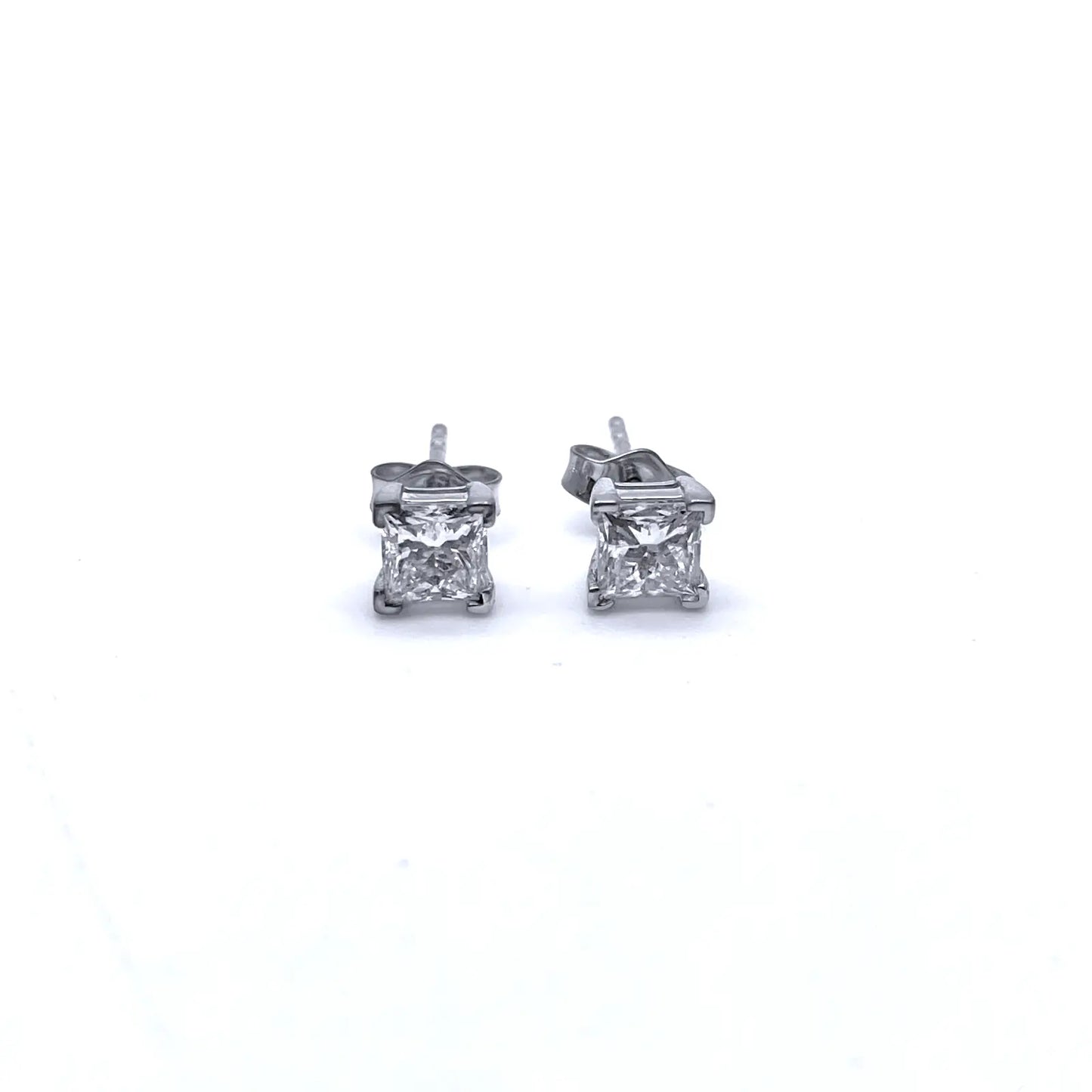 18ct White Gold Princess Cut Diamond 4-Claw Solitaire Studs 1.00ct GIA Certified 
